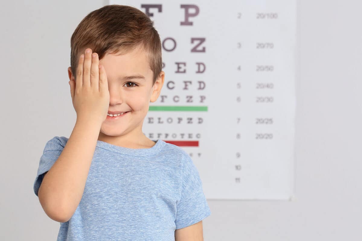 Niño se tapa ojo con la mano