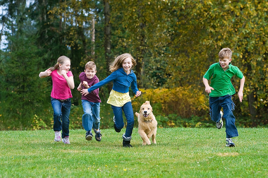 Niños corriendo